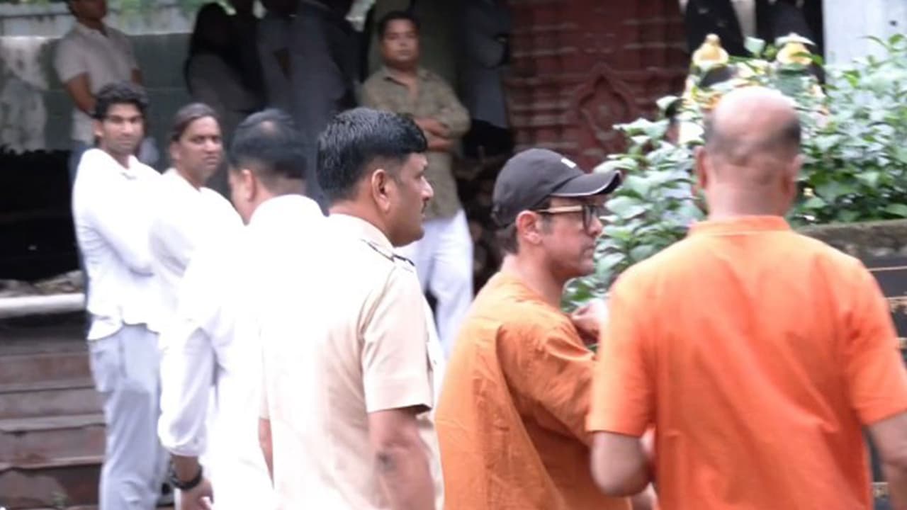 Emotional Lagaan team, Aamir Khan bid farewell to Pradeep Rawat