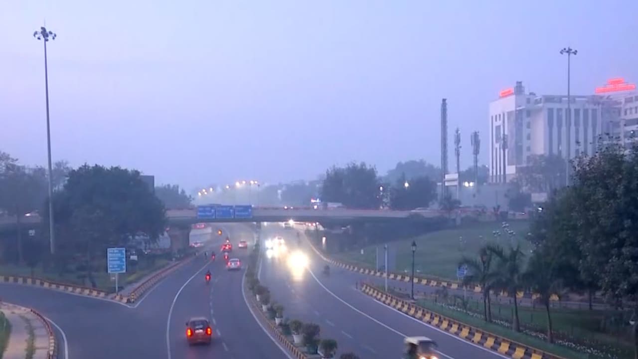 Delhi's air quality worsens to 'moderate'; Anand Vihar in 'poor' zone