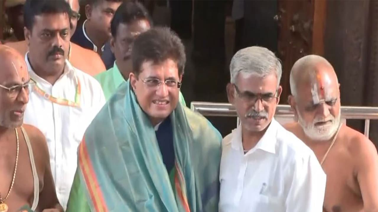 Piyush Goyal offers prayers at Srirangam temple ahead of TN polls