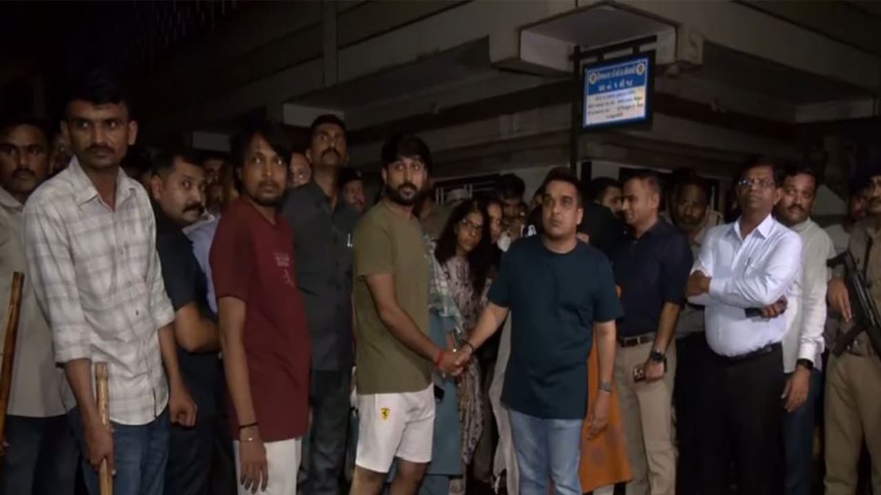 सूरत बाढ़: सरकार ने तेज किया राहत कार्य, पीड़ितों को मिलेंगे कपड़े-पैसे