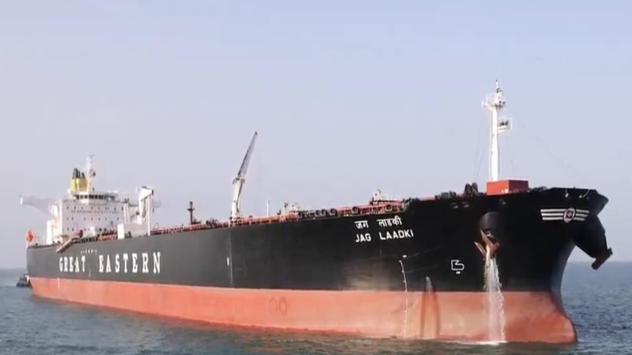 Indian tanker Jag Laadki with 80,886 MT crude oil docks at Mundra (WATCH)