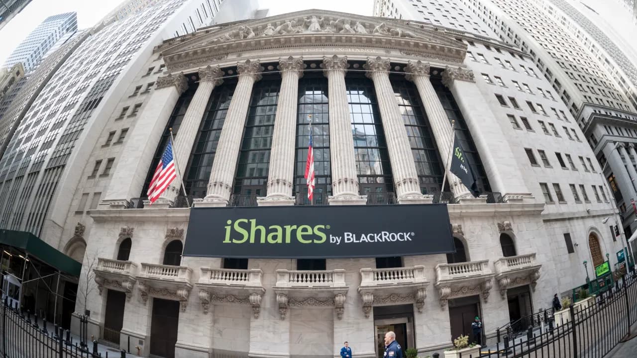 Are Hedge Funds Really Behind Bitcoin’s Wild Week? BlackRock’s IBIT Comes Under Spotlight Again