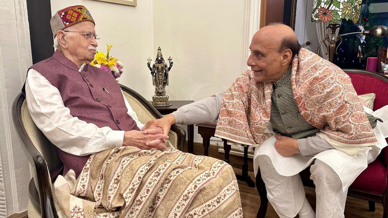 Rajnath Singh meets LK Advani, wishes veteran BJP leader good health