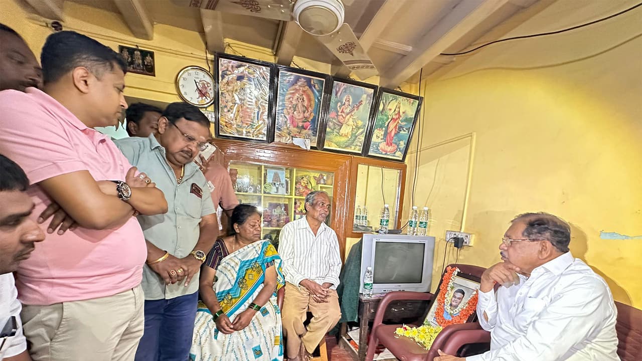 Karnataka minister meets family of techie murdered in Toronto, Canada