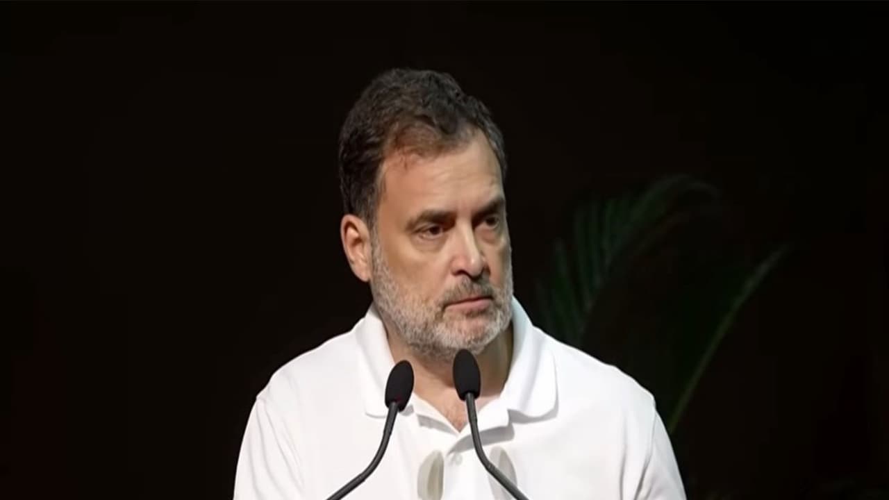 राहुल गांधींचा RSS वर वैचारिक हल्ला; फडणवीसांची 'छात्रों की गुंज'वर टीका