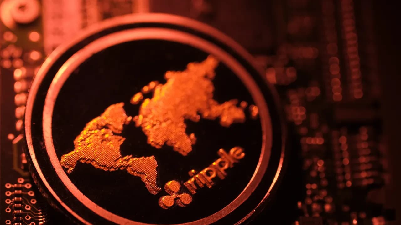 Bitcoin, Ethereum Funds See Outflows While XRP ETFs Log Nearly $1 Billion In Unbroken 30-Day Inflow Streak Since Debut