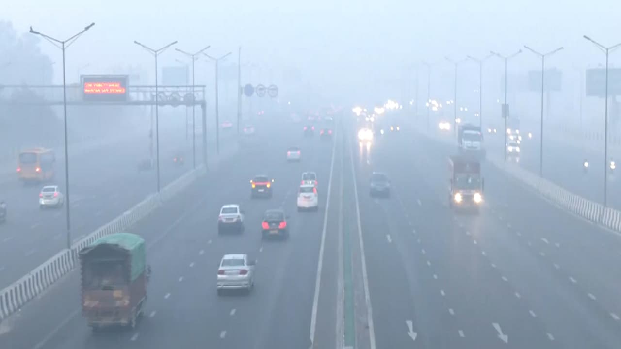 Delhi chokes under 'severe' smog as AQI crosses 400 across city