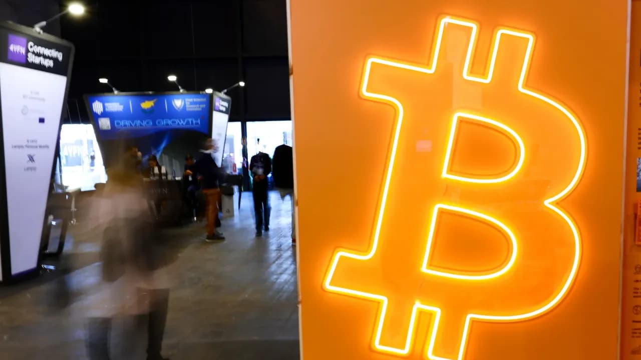 Bitcoin Selloff Drags Crypto Market Cap Below $4 Trillion – Cardano, XRP Hit Hardest