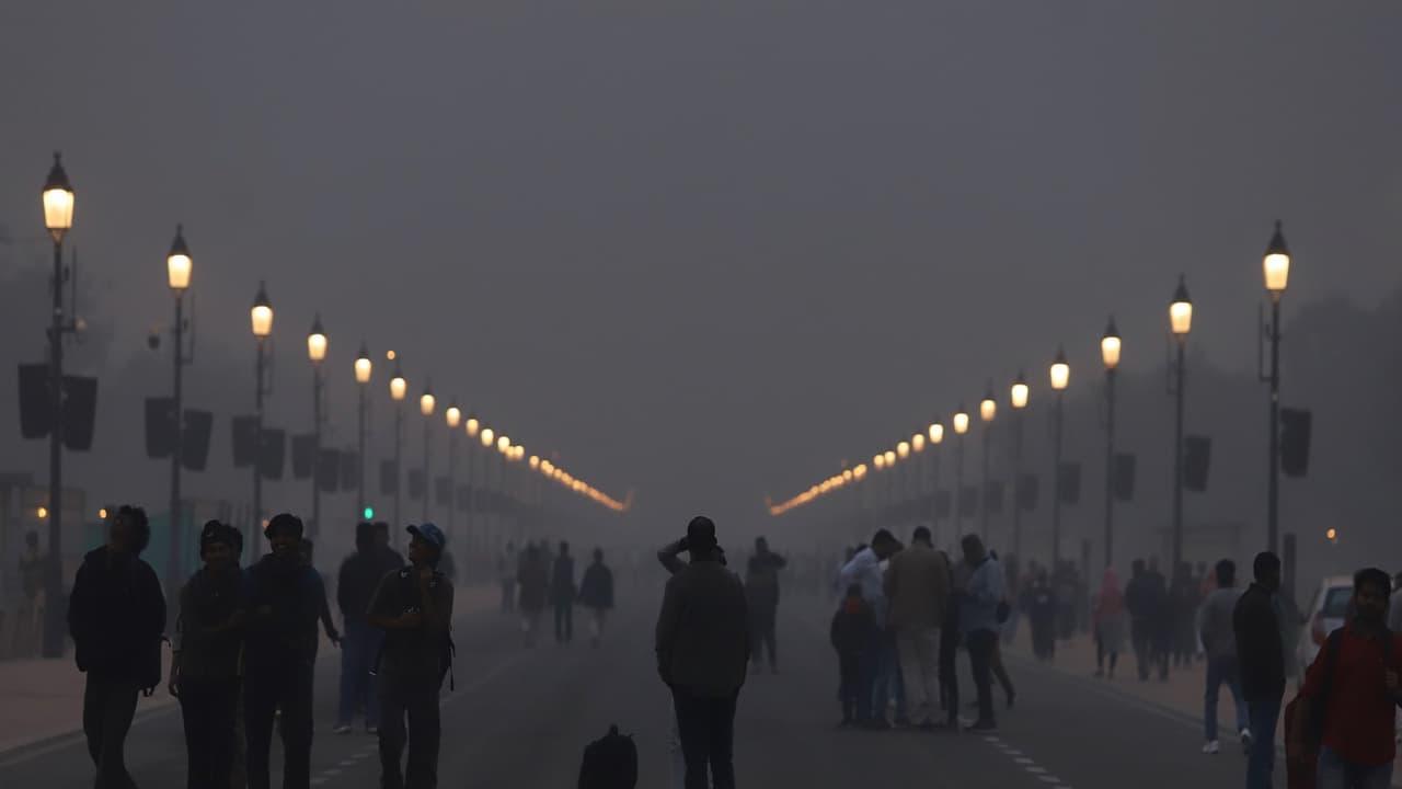 Delhi wakes to dense smog, AQI remains 'severe' at 461 despite GRAP