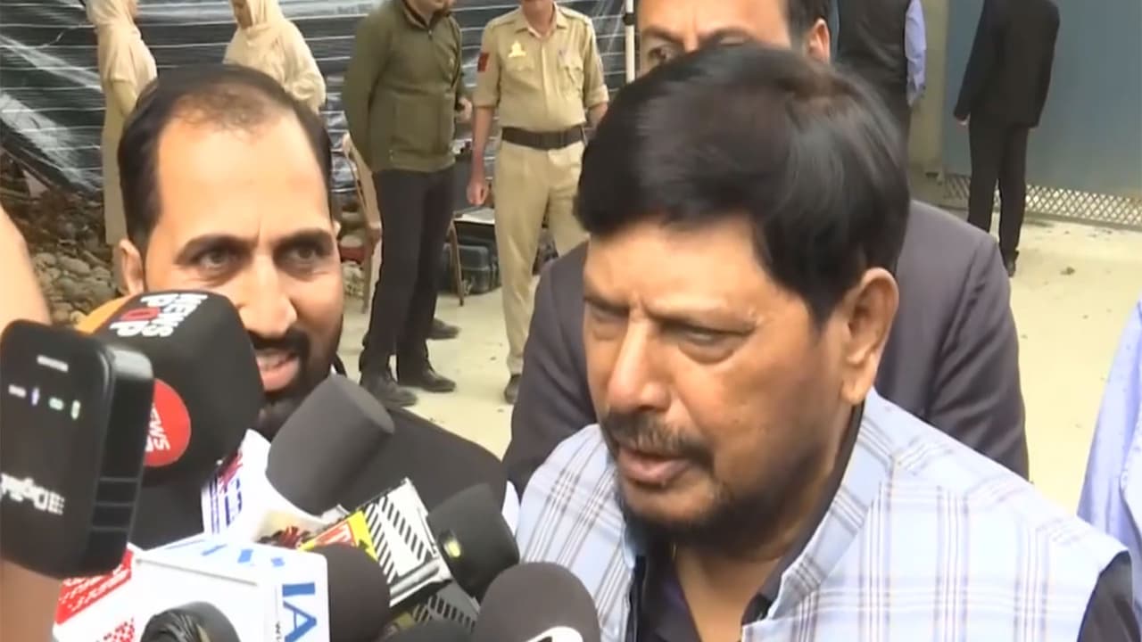 मत चोरीच्या आरोपांवर आठवलेंचा राहुल गांधींना सवाल