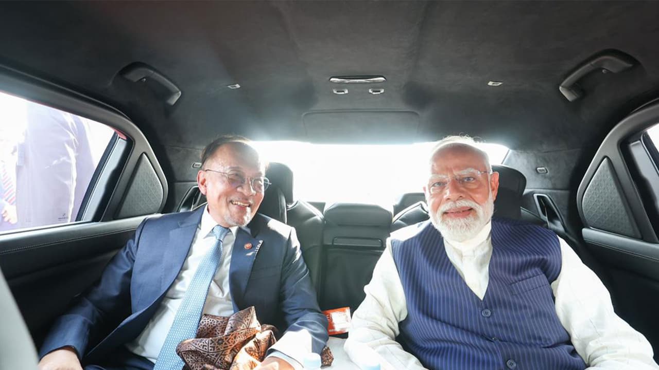 PM Modi, Malaysian counterpart Anwar Ibrahim share car ride in KL
