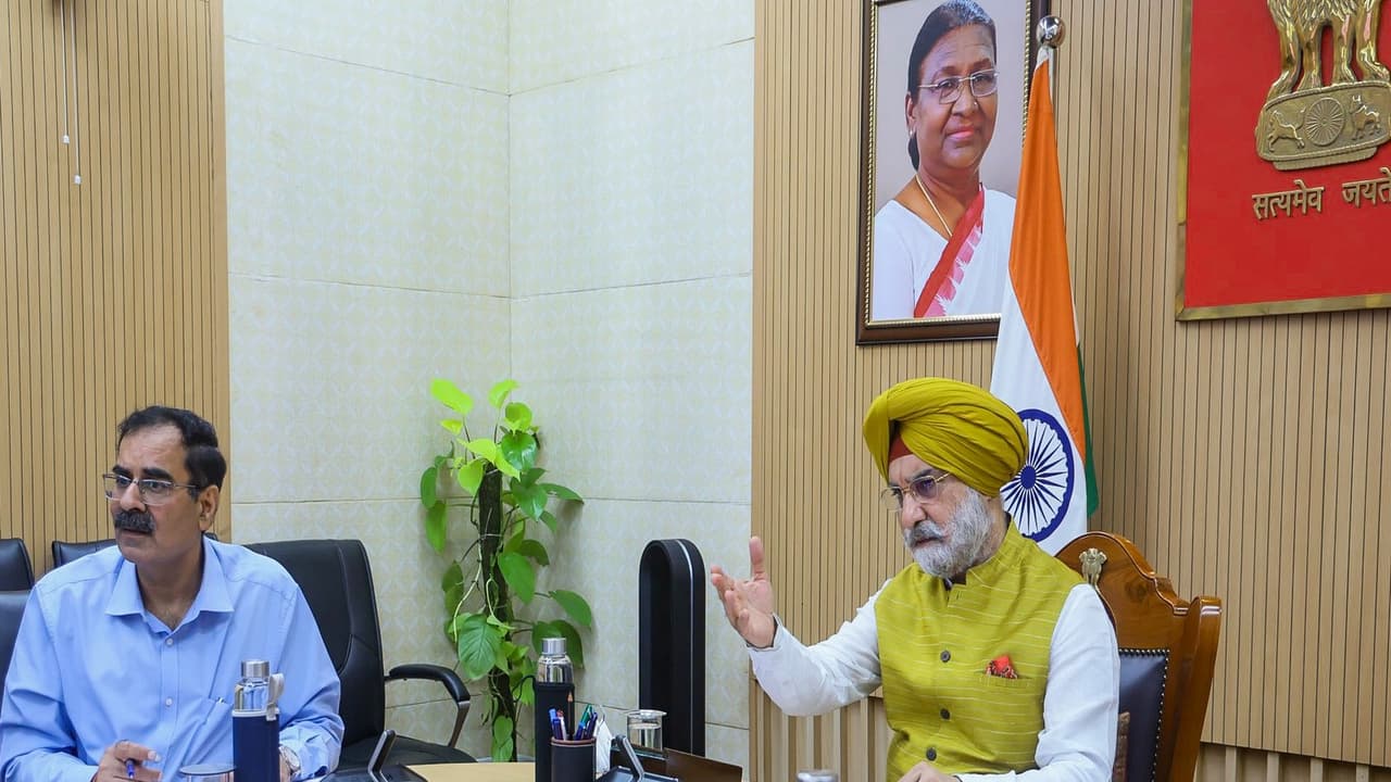 Delhi LG urges residents to follow traffic rules for safer roads