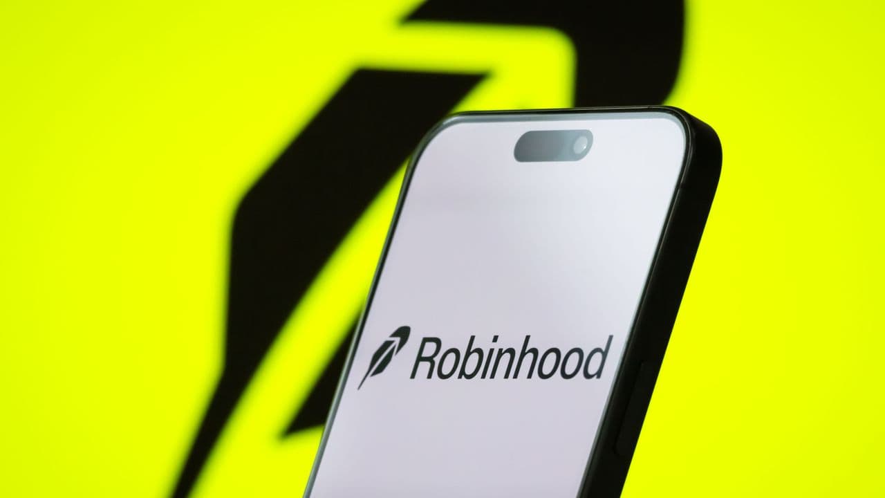 HOOD Stock Hits Near 3-Month Lows As Analysts Trim Targets – But Bulls Call It ‘A Buying Opportunity'