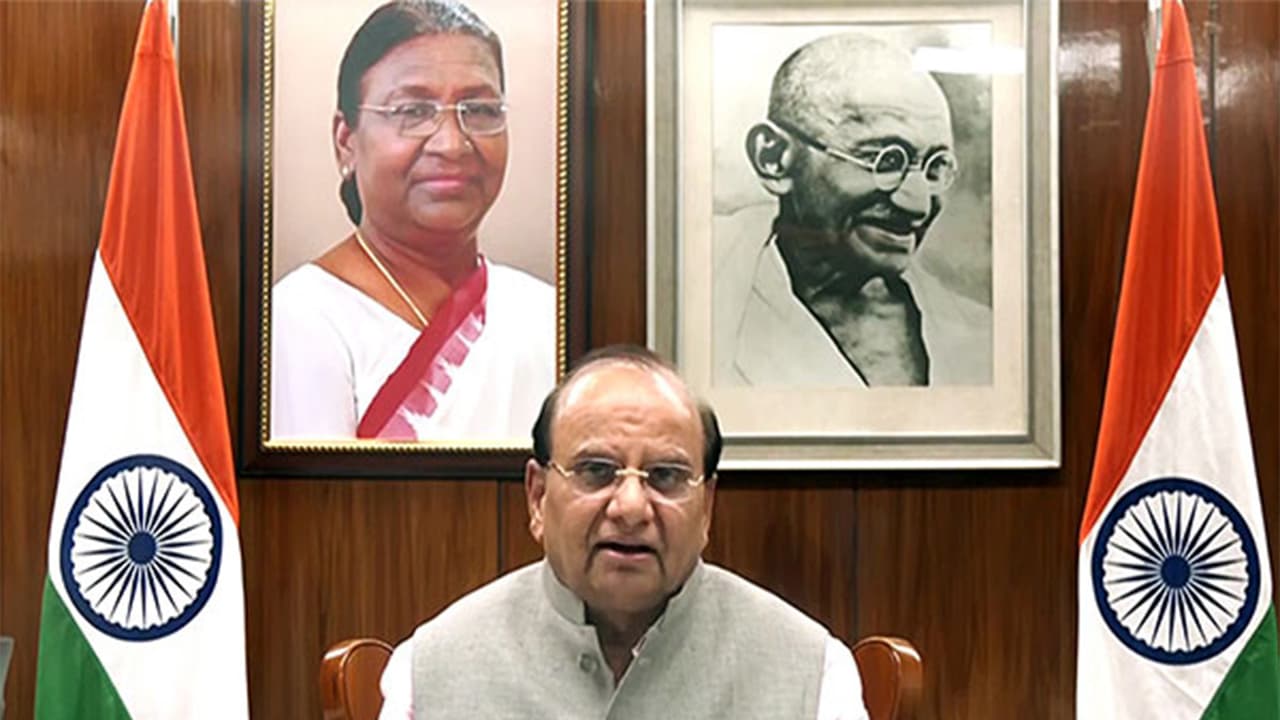 Delhi LG blames Kejriwal for air pollution, lack of infrastructure