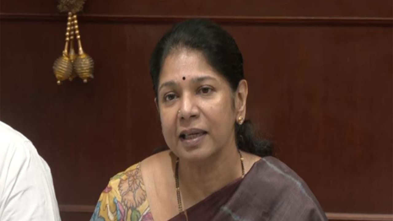 DMK's Kanimozhi campaigns in Tenkasi, promises hike in women's aid