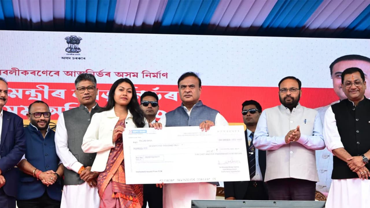 Assam CM distributes aid to young entrepreneurs, unveils statue in Nagaon