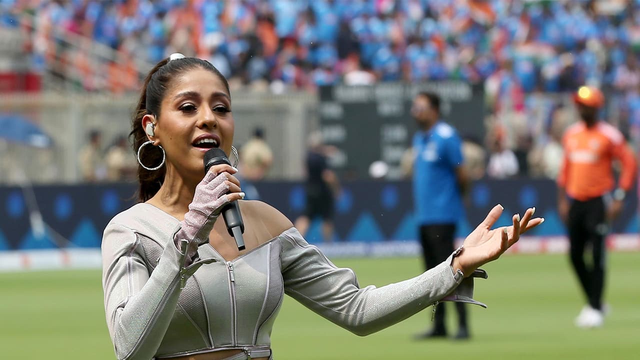 Sunidhi Chauhan postpones Kolkata concert due to severe throat infection