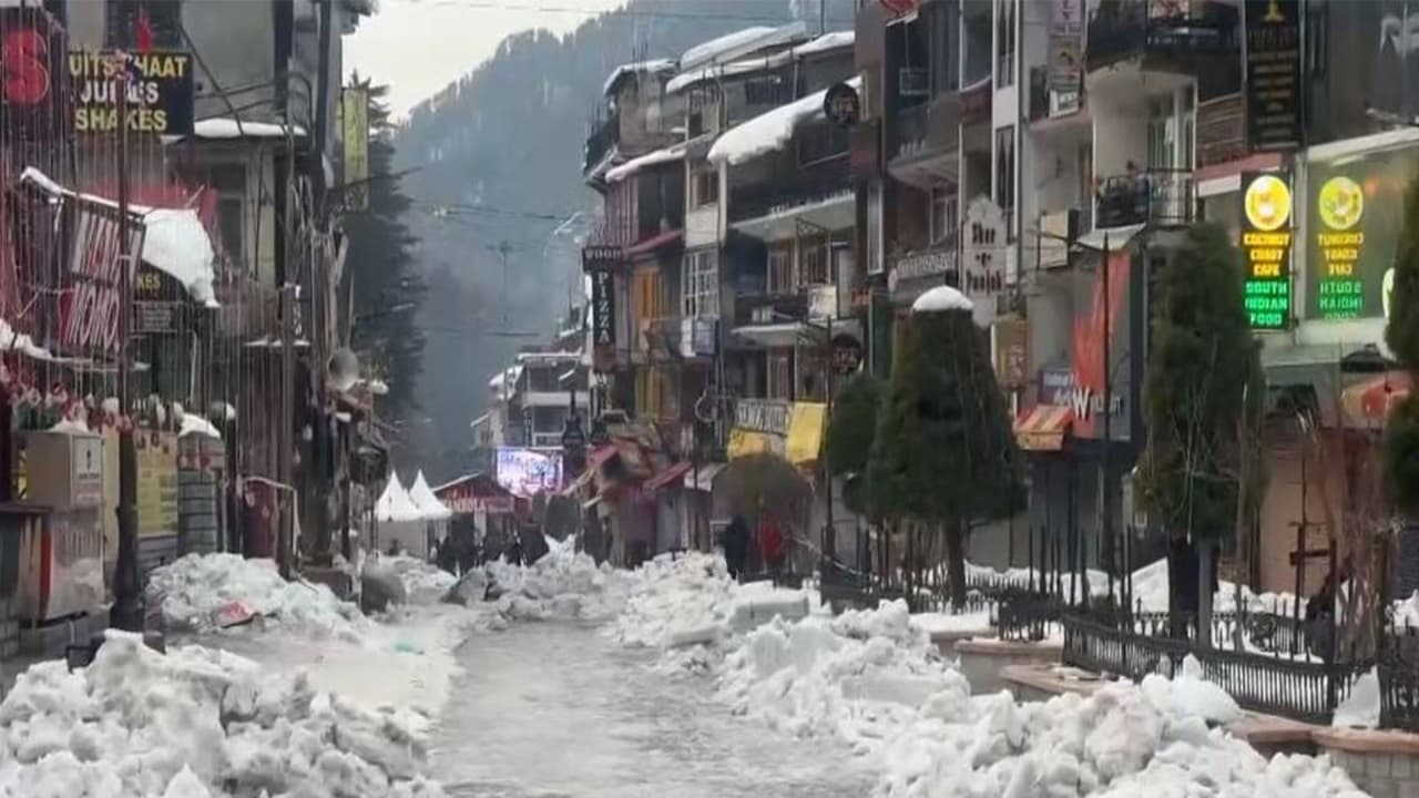Heavy snowfall in Manali causes 20-km traffic jam, stranding tourists