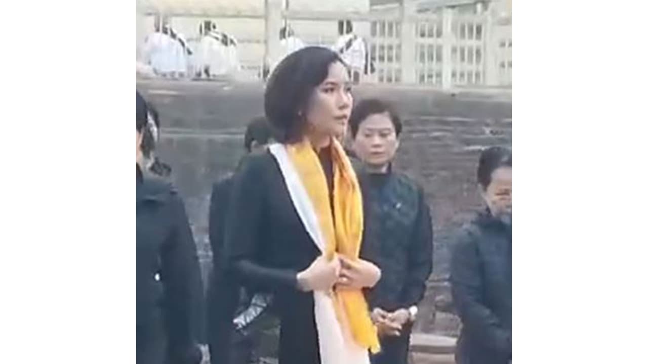 Thai Royal Noble Consort offers prayers at Buddhist sites in Kushinagar