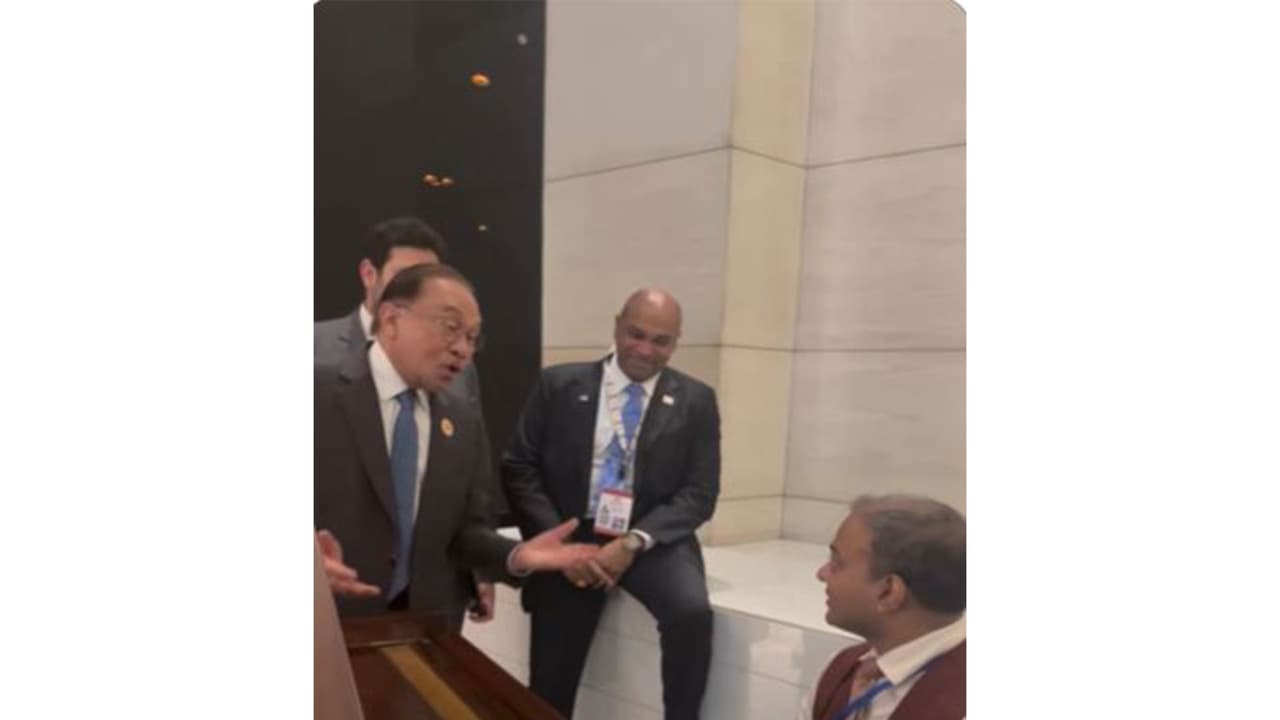 Anwar Ibrahim's Bollywood diplomacy: Sings Kishore Kumar classic ...