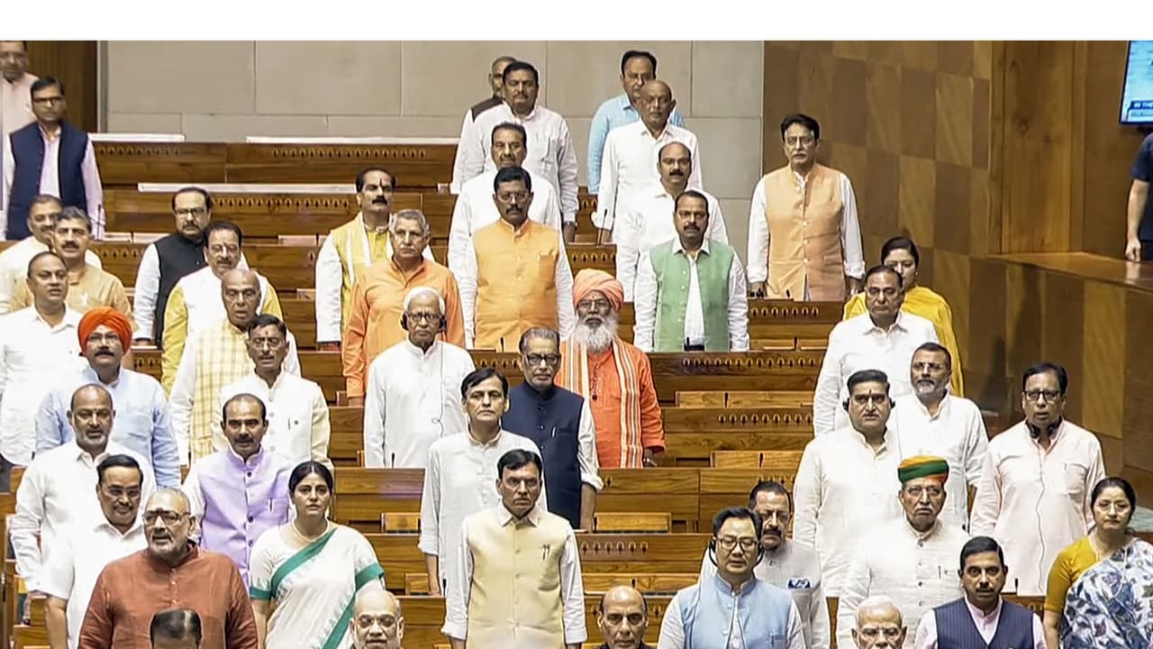 संसदेचं पावसाळी अधिवेशन संपलं, १२ पैकी एकाच विधेयकावर चर्चा