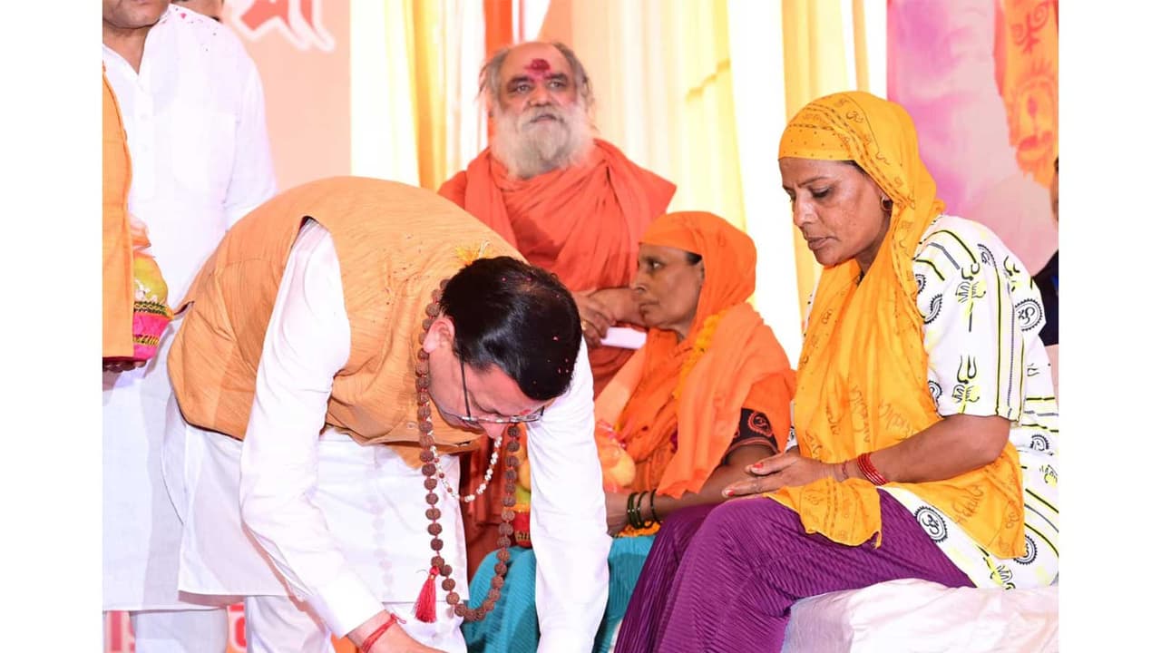 UK CM Dhami showers petals on Kanwariyas, washes pilgrims' feet