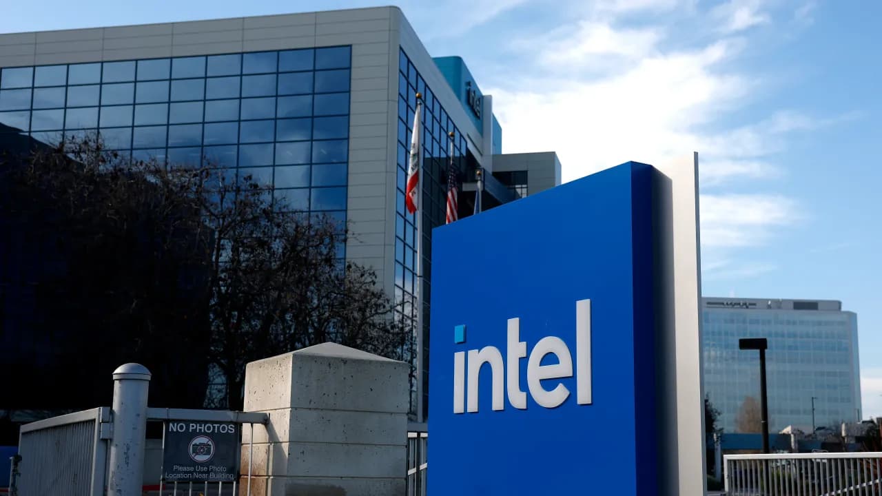 INTC Stock Jumps Premarket As Intel Takes Early Lead In ASML's Next-Gen Chipmaking Technology – Samsung, TSMC Are Next