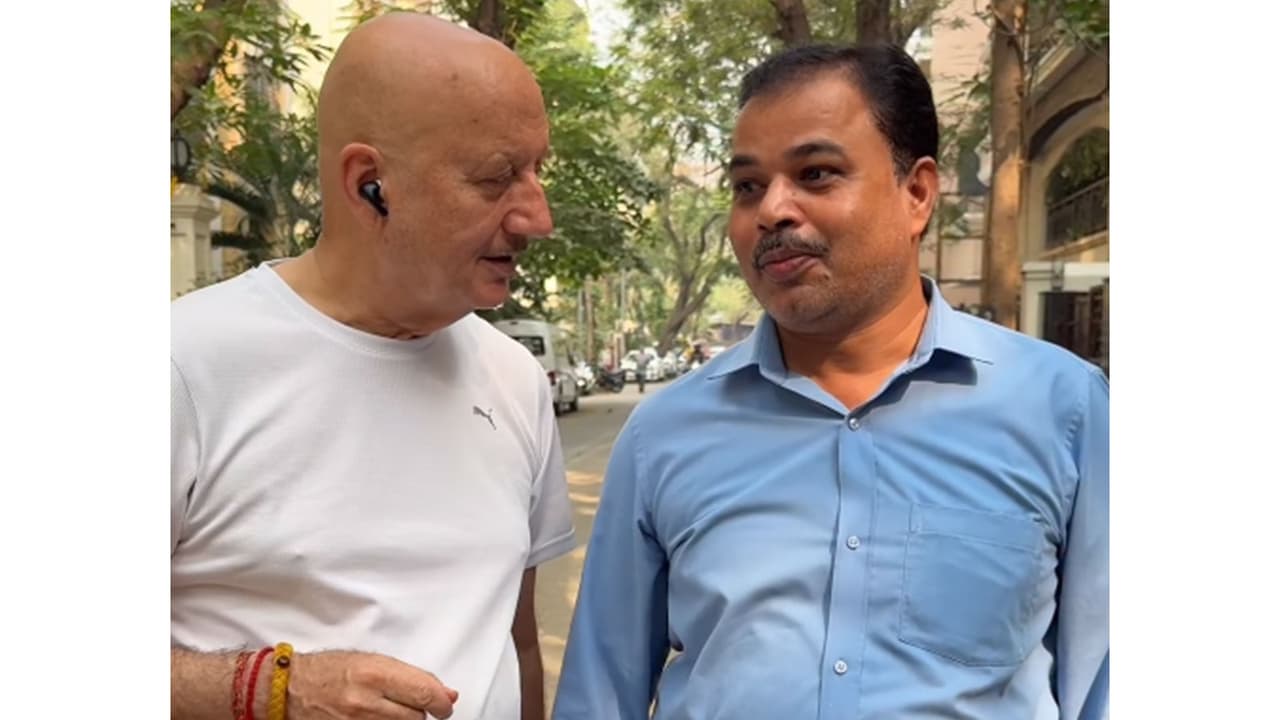 Anupam Kher thanks honest security guard who returned his lost credit card