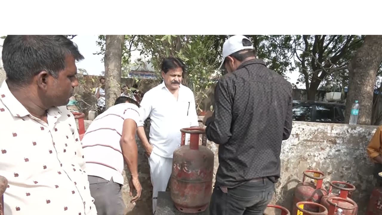 Bhopal: Food Dept raid finds LPG cylinders underweight by up to 2.5 kg