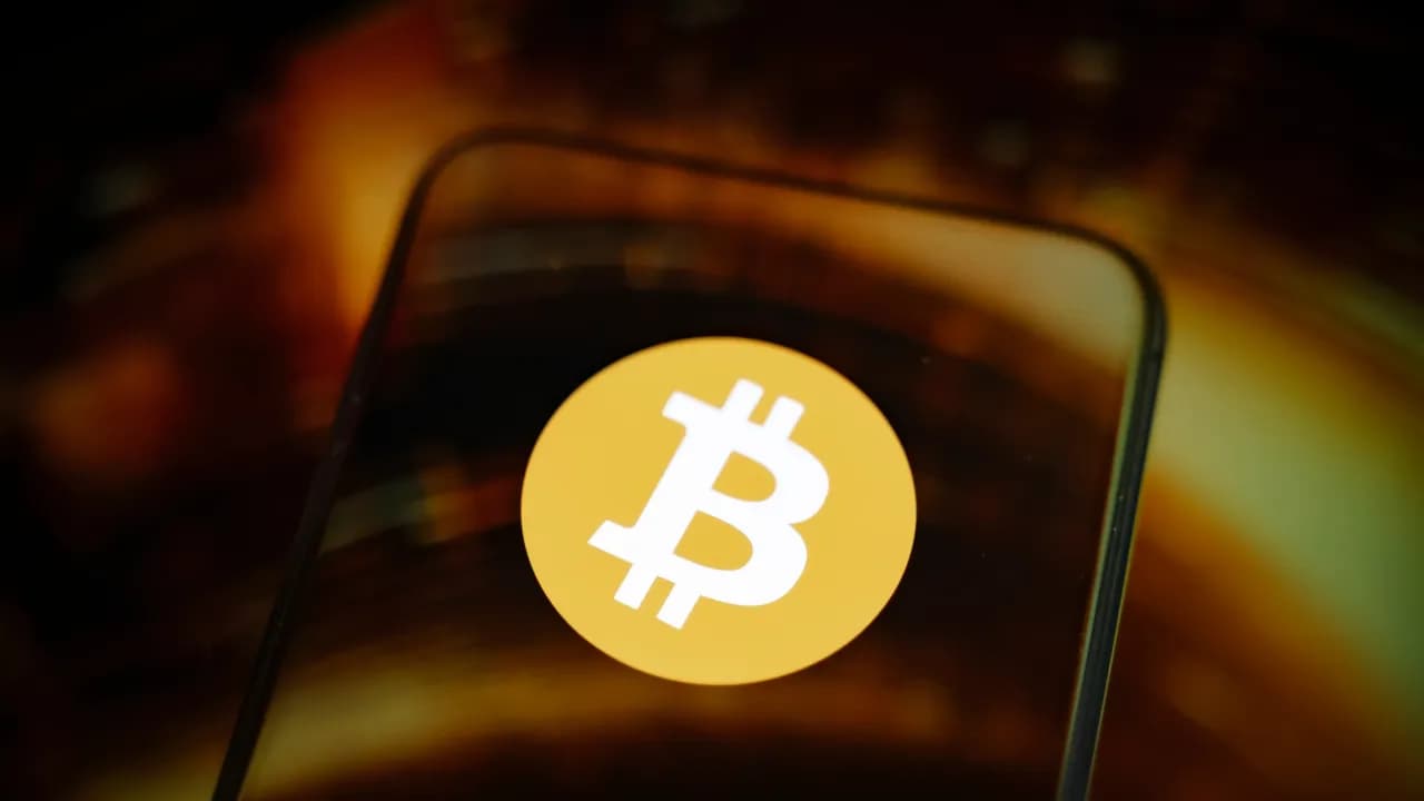 Bitcoin Dips Below $97,000 Amid Concerns Over Fed Rate Cut — Spot BTC ETFs Record $870M In Outflows