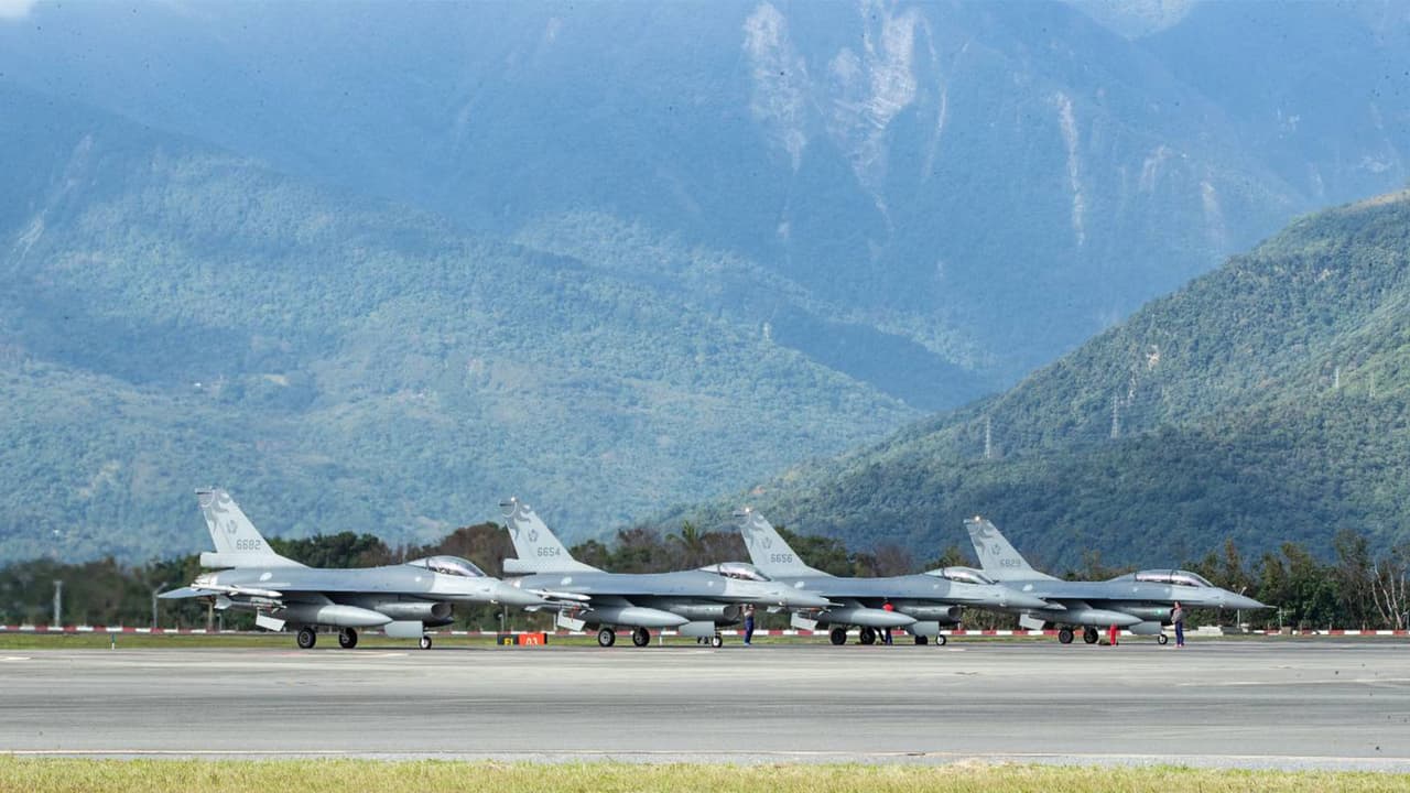 Taiwan Detects 23 Chinese Aircraft; 17 Cross Taiwan Strait's Line