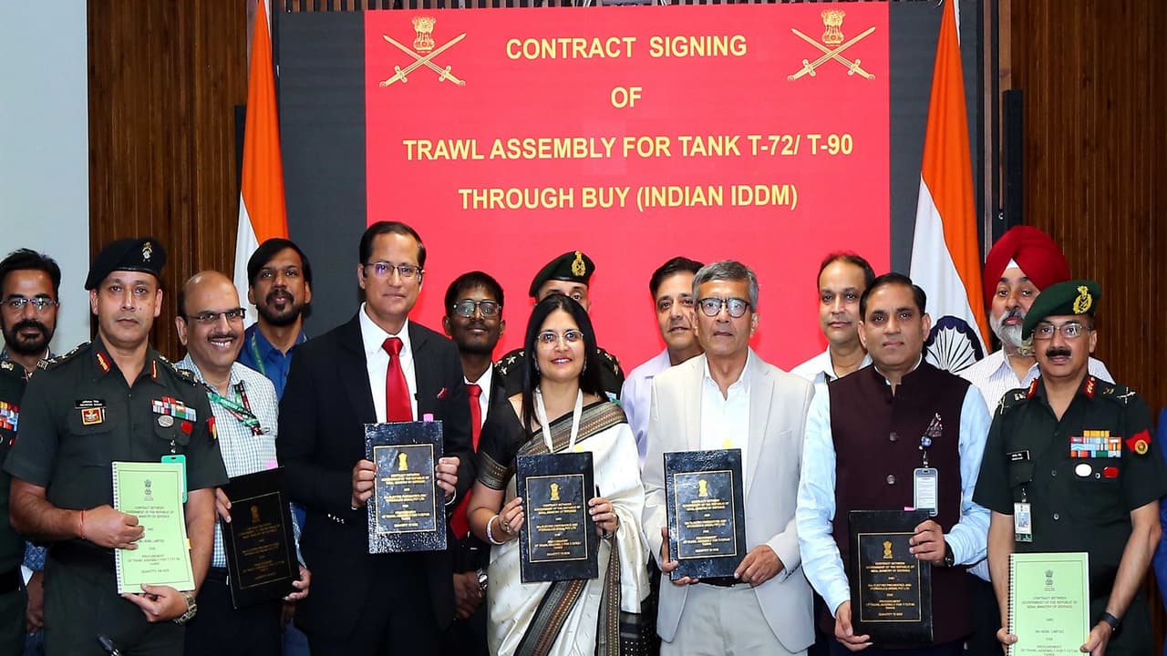 Defence Ministry inks Rs 975 cr deal for T-72/T-90 Tank TRAWLs