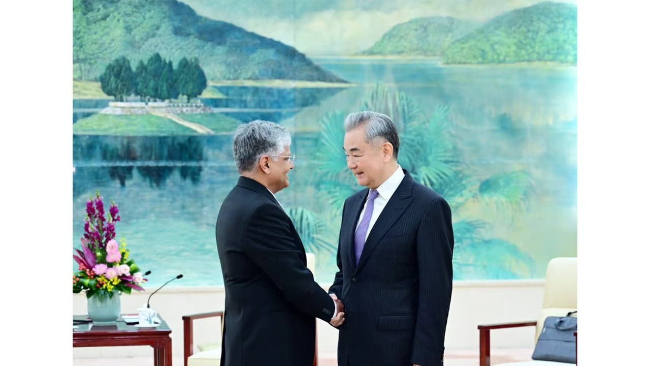 China, India share more common interests than differences: Wang Yi