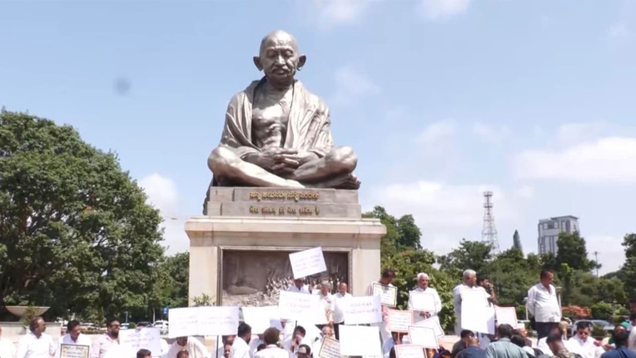 Karnataka: Congress, BJP clash over minister's induction, stage protests