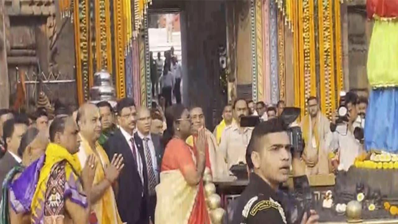 President Murmu offers prayers in Puri, addresses convocation in Balasore