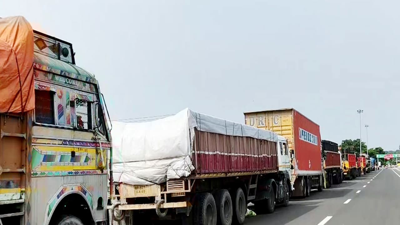India's Commercial Vehicle Sales Mixed in April; Domestic Demand Strong