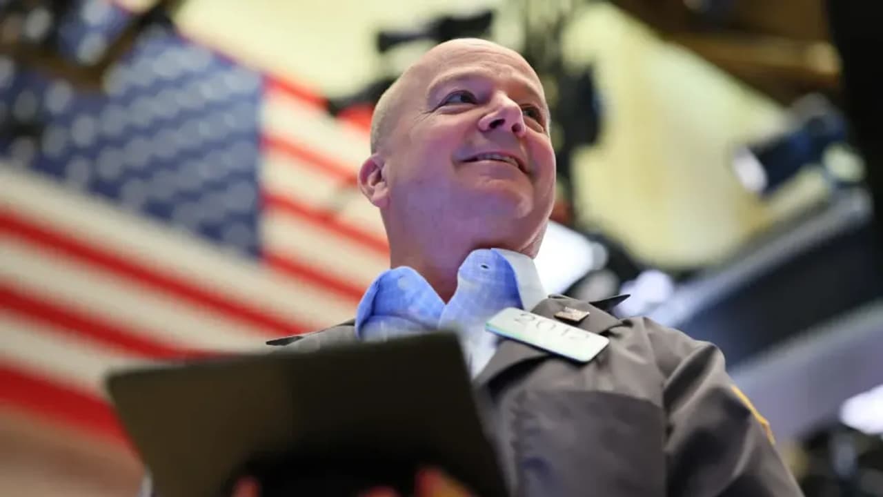 Wall Street Turns Jolly Heading Into Christmas: S&P 500 Notches New Record As Santa Claus Rally Begins