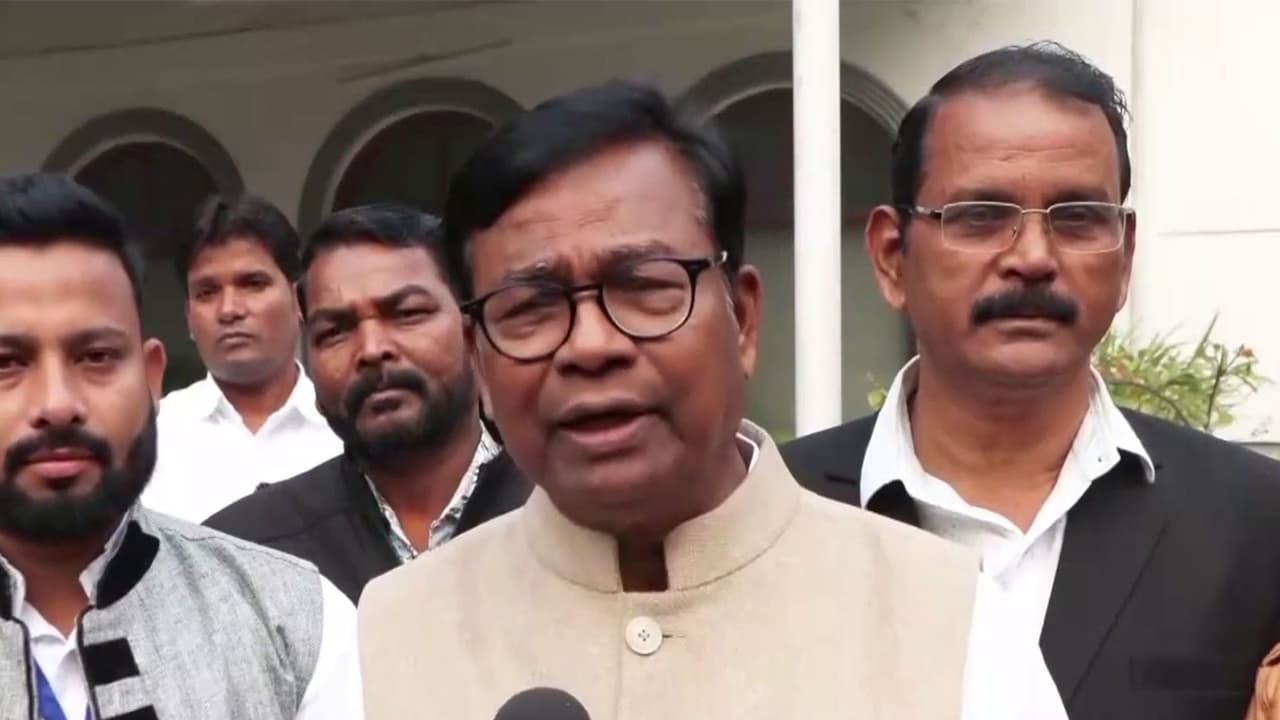 Congress accuses govt of 'vote theft' at massive Ramlila Maidan rally