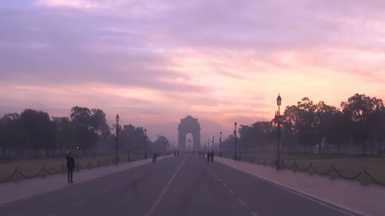 Delhi's air quality worsens to 'poor' category; AQI stands at 206