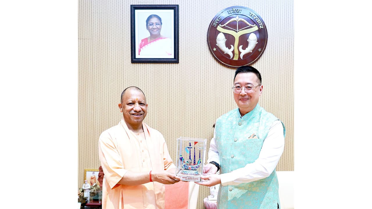 UP CM Yogi meets Singapore envoy, flags off 250 green vehicles