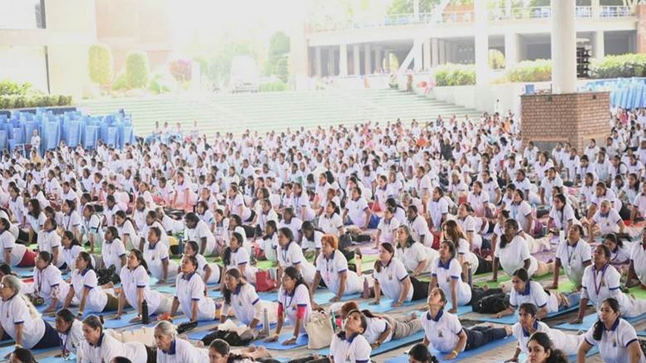 Hyderabad hosts grand Yoga Mahotsav, sets Bhujangasana world record