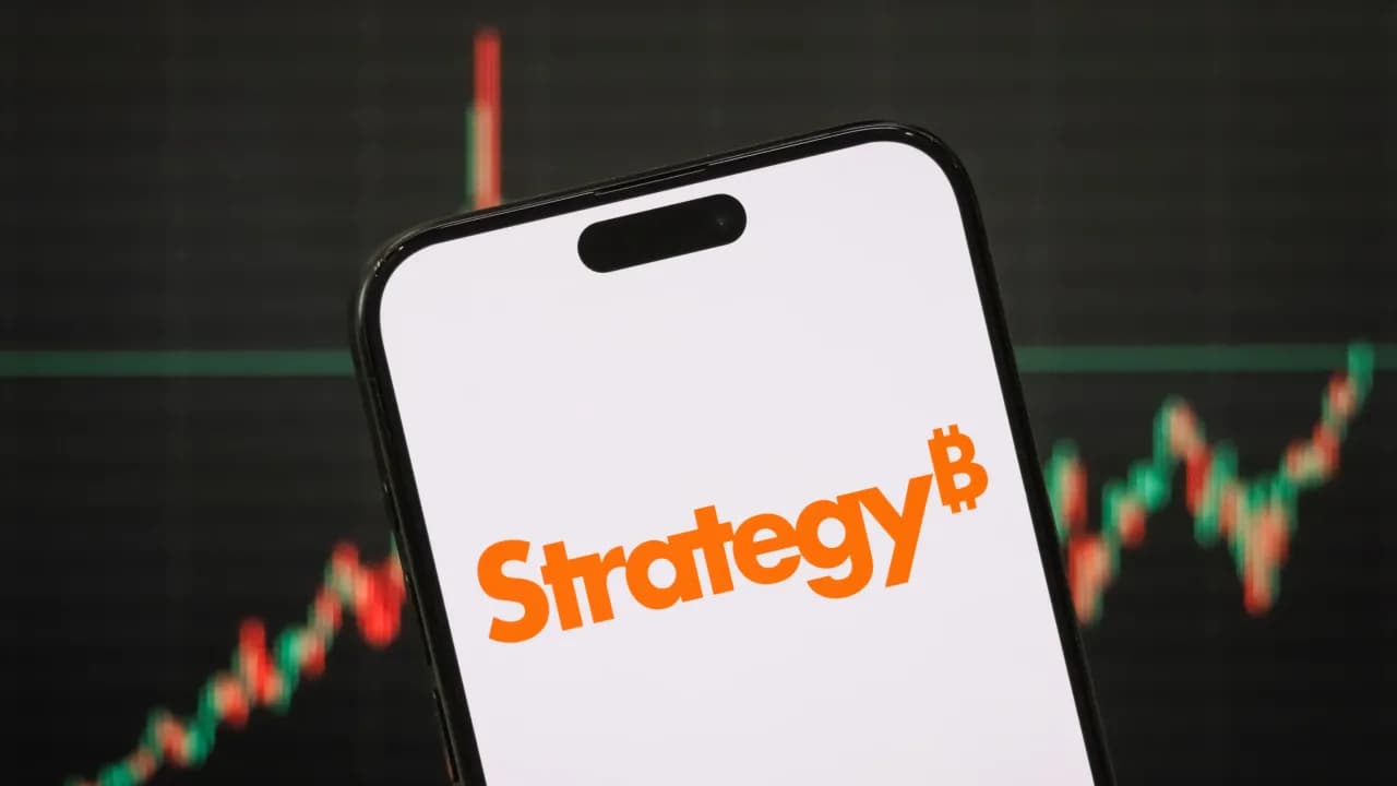 MSTR Stock Drops Over 80% From Peak – Peter Schiff Questions Strategy’s Bitcoin Play