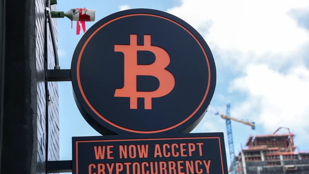 Bitcoin Price Extends Losses After Flash Crash – Dogecoin, Solana Lead Altcoin Decline Bitcoin Price Extends Losses After Flash Crash – Dogecoin, Solana Lead Altcoin Decline