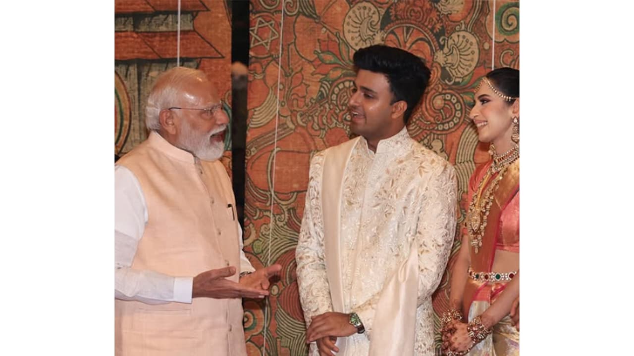 PM Modi blesses Rajat Sharma's daughter Disha at her Mumbai wedding