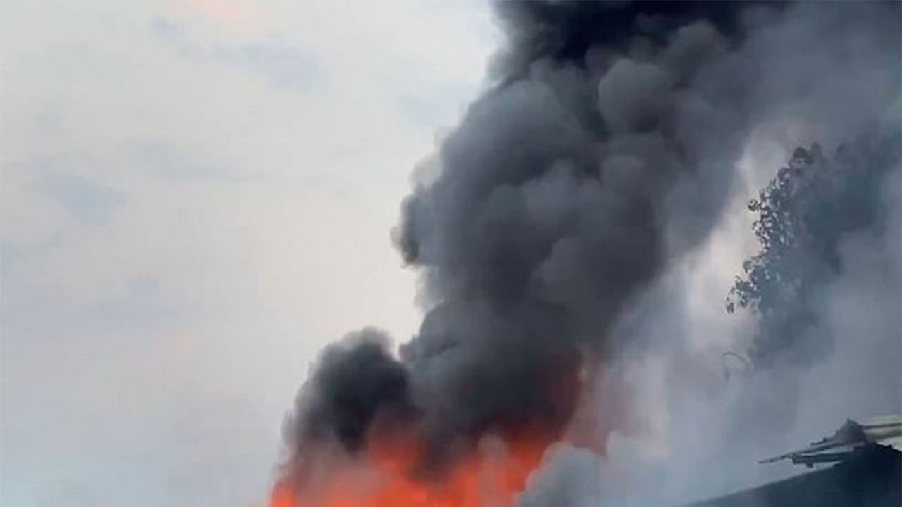 Massive fire breaks out at shoe sole manufacturing factory in Agra