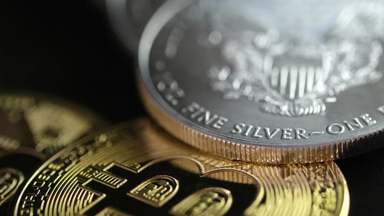 Silver Outperforms Bitcoin Amid Trade Tensions – Fueling Fresh Market Divide