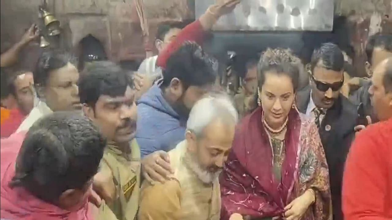 Kangana Ranaut offers prayers at Baba Baidyanath Dham in Deoghar