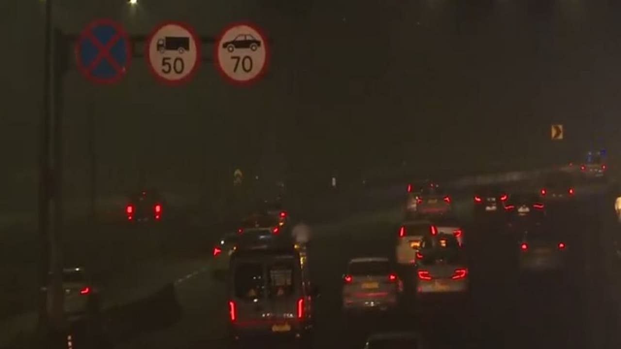 Fog blankets Delhi, Mumbai; Delhi's air quality 'poor', flights hit