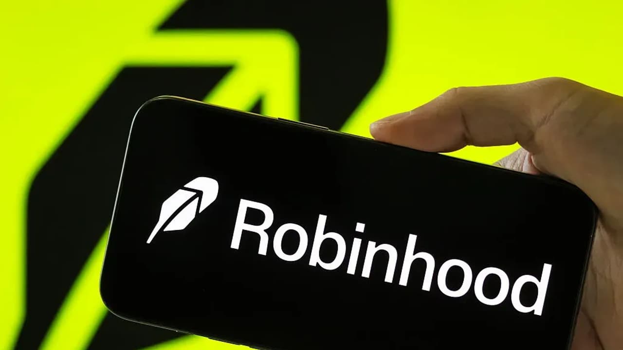 Robinhood Stock Heads Toward Worst Weekly Decline Since April: Cathie Wood's Ark Investment Loads Up Amid Dip