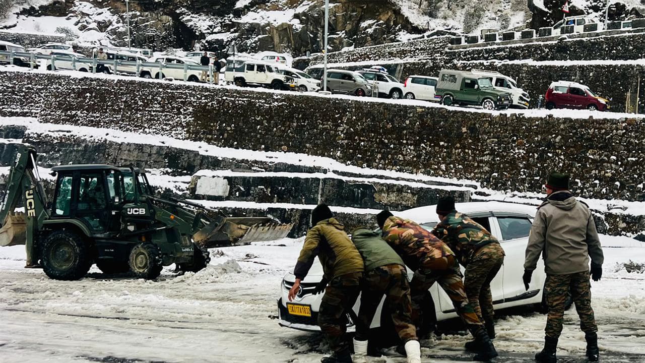 Sikkim: Heavy snowfall strands 324 vehicles, Army rescues tourists